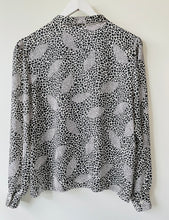 Load image into Gallery viewer, Vintage 1980s animal print black and white long sleeve blouse M/L