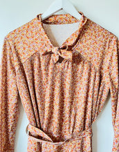Load image into Gallery viewer, 1970s flower pattern midi vintage pussy bow dress with belt L