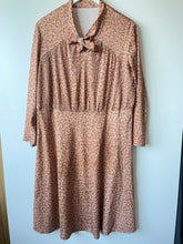 Load image into Gallery viewer, 1970s flower pattern midi vintage pussy bow dress with belt L