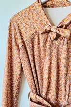 Load image into Gallery viewer, 1970s flower pattern midi vintage pussy bow dress with belt L