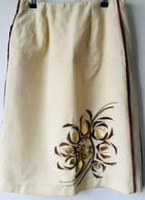 Load image into Gallery viewer, 1970s vintage cream knee length skirt with appliqué M