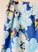 Load image into Gallery viewer, Big and beautiful bold flower print 1980s calf length skirt M/L