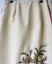 Load image into Gallery viewer, 1970s vintage cream knee length skirt with appliqué M